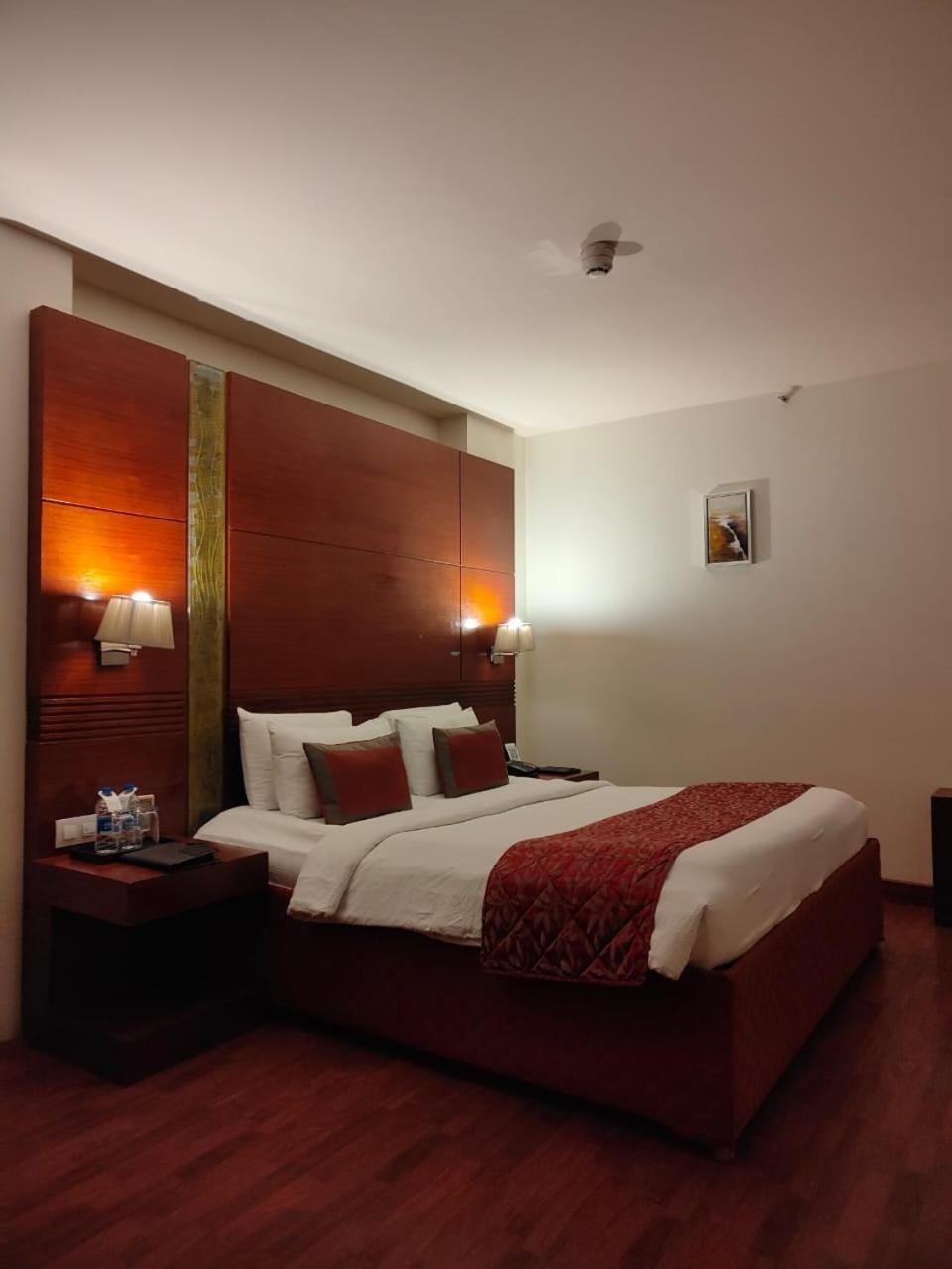 Hotel Claresta Hosūr Esterno foto