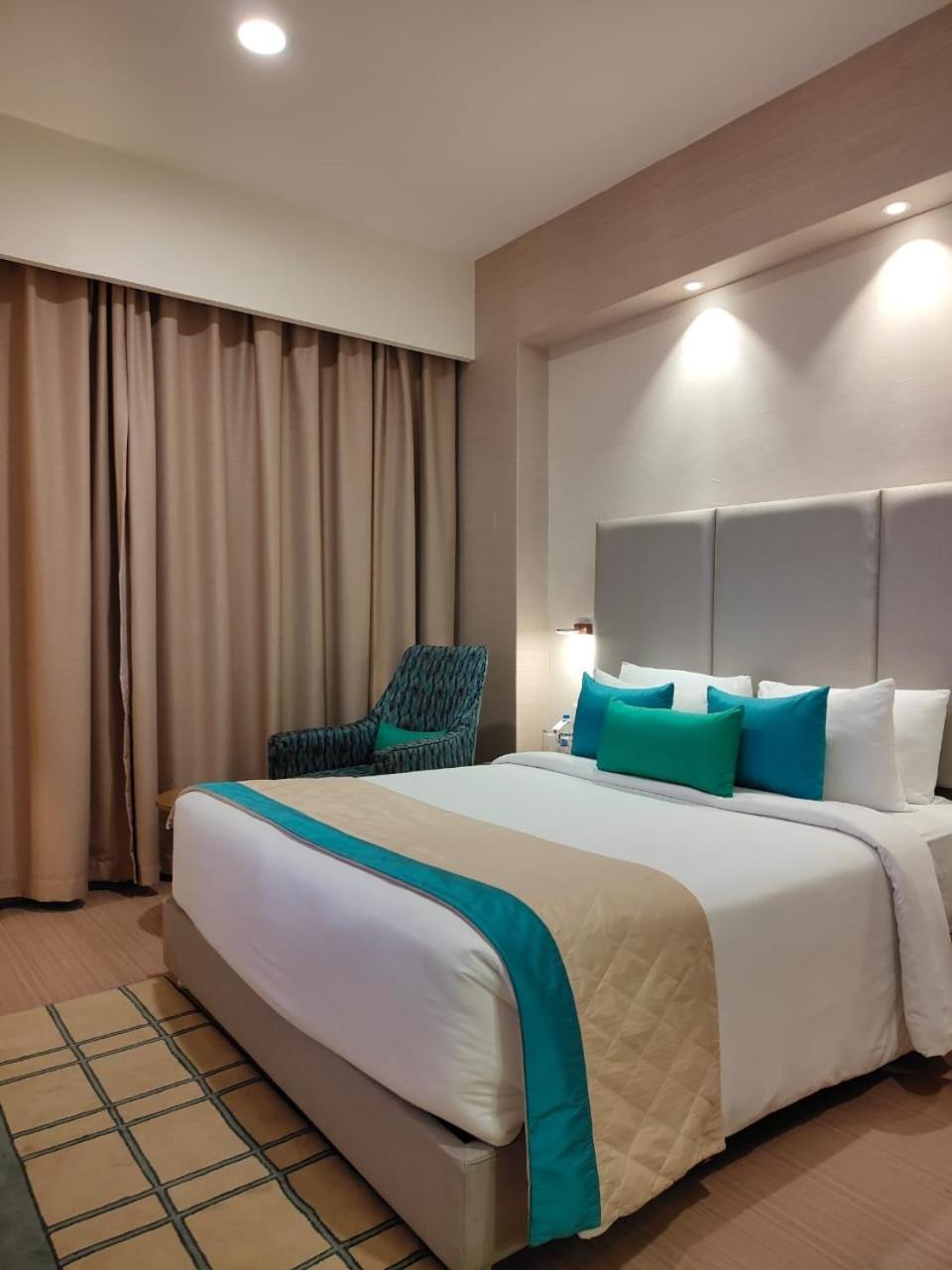 Hotel Claresta Hosūr Esterno foto