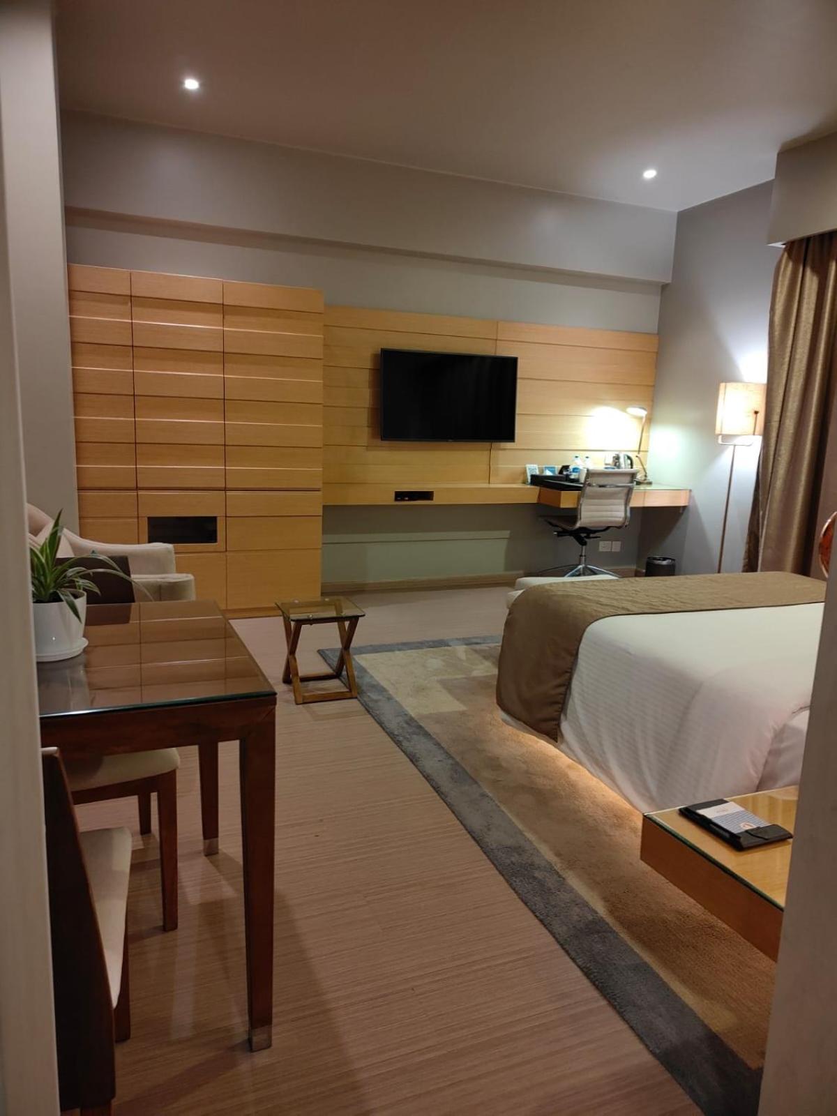 Hotel Claresta Hosūr Esterno foto