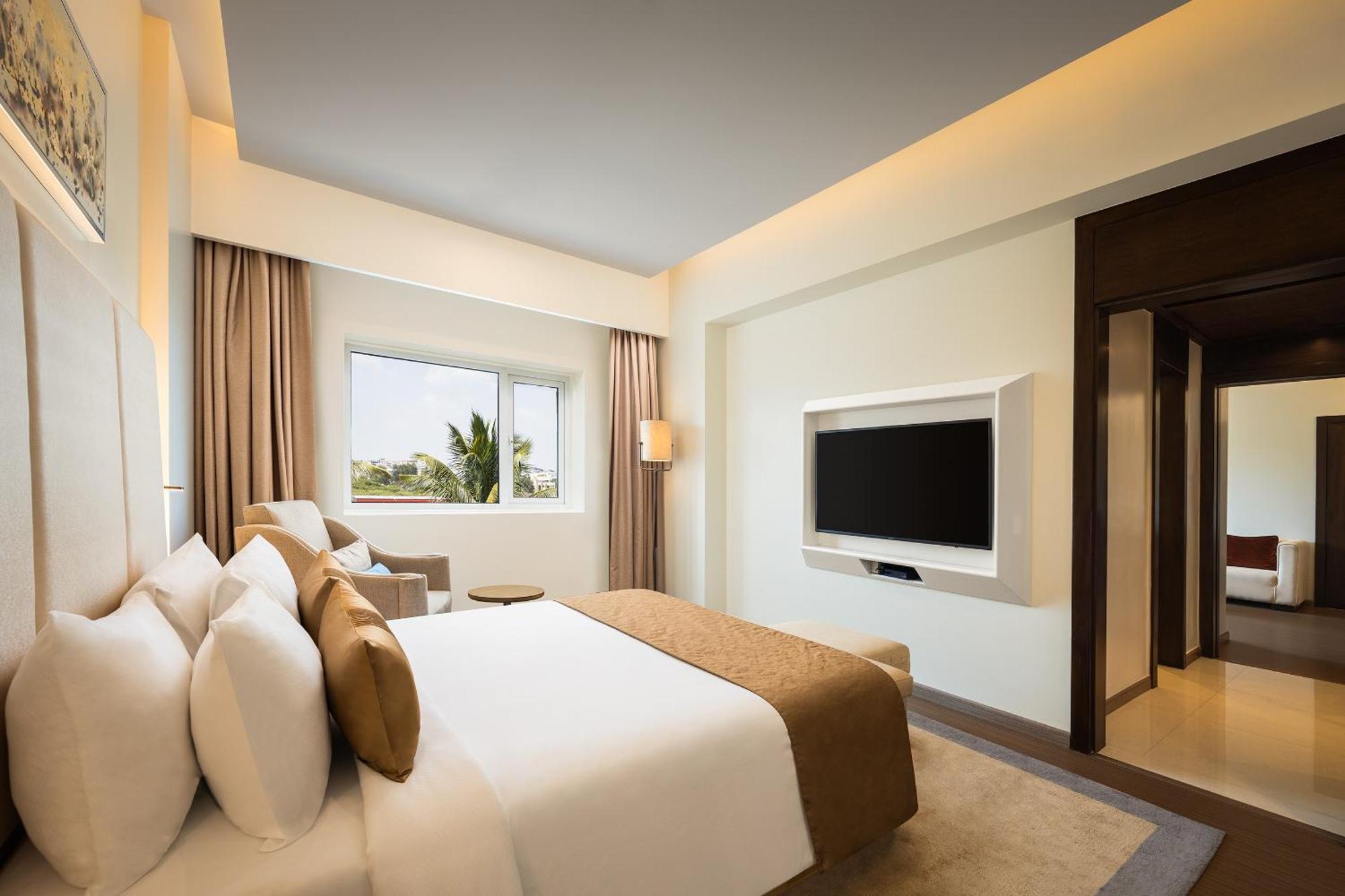 Hotel Claresta Hosūr Esterno foto