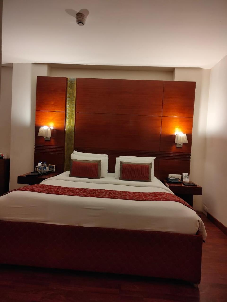 Hotel Claresta Hosūr Esterno foto