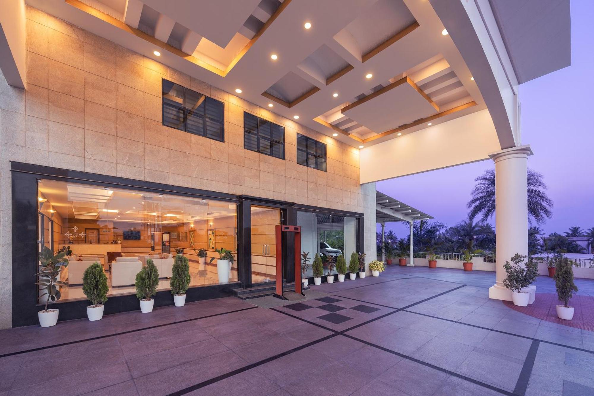 Hotel Claresta Hosūr Esterno foto