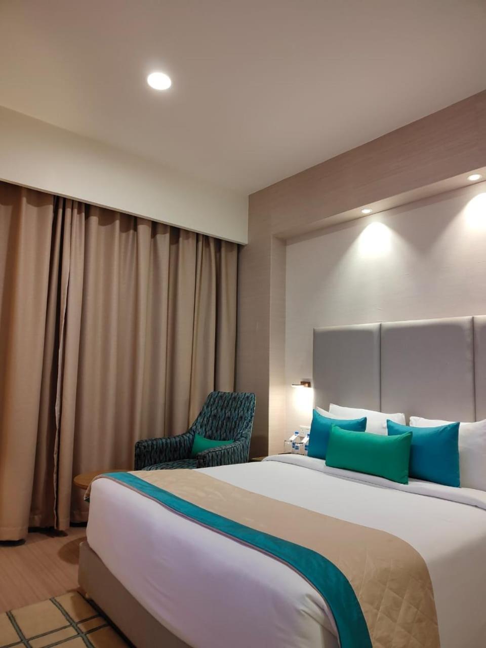 Hotel Claresta Hosūr Esterno foto