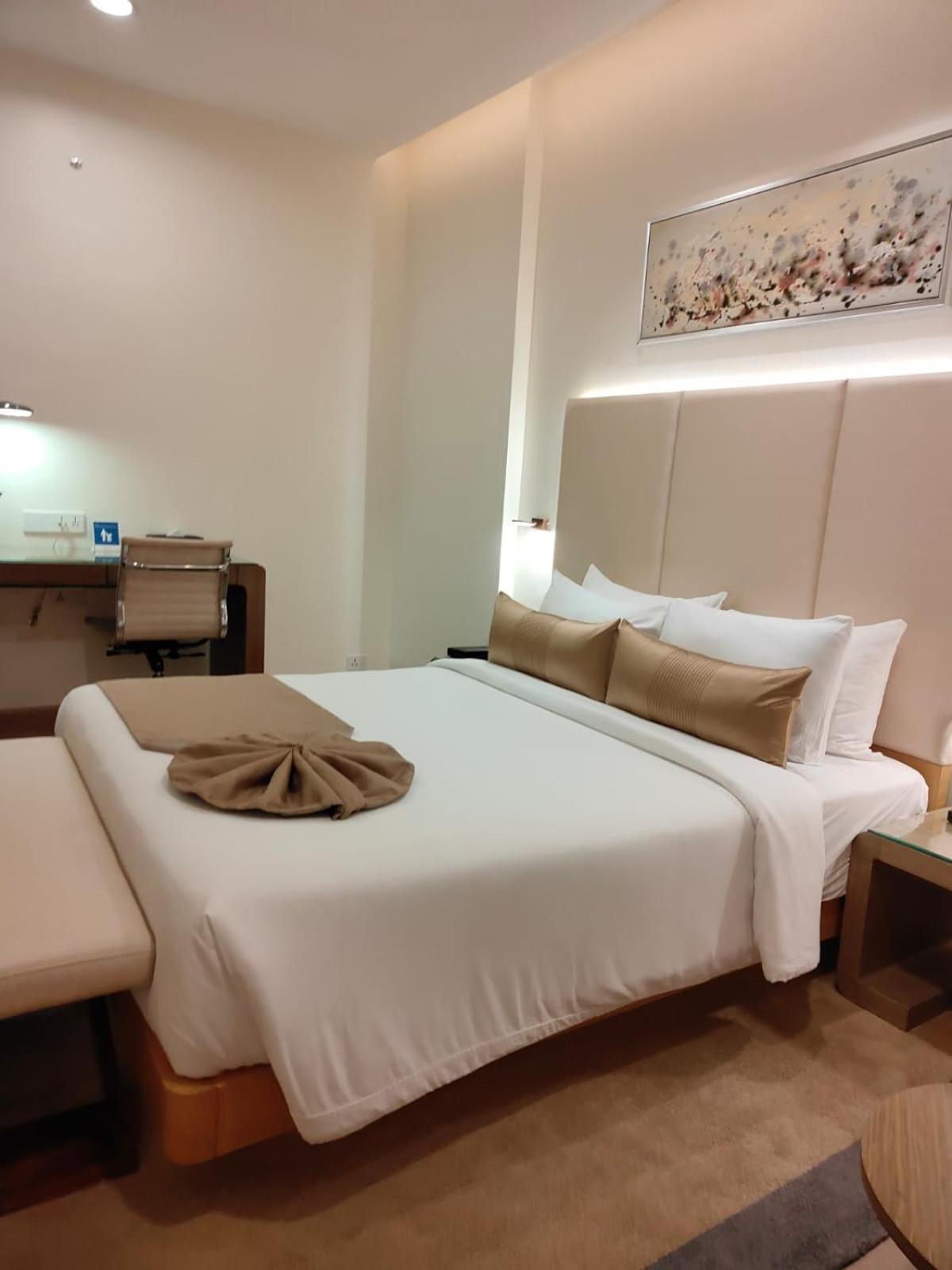 Hotel Claresta Hosūr Esterno foto