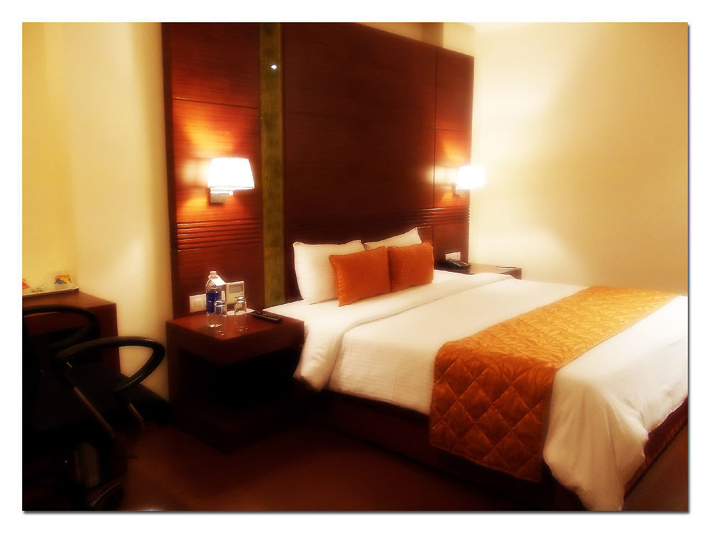 Hotel Claresta Hosūr Esterno foto